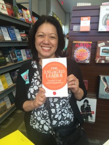 Charlene Li holding a copy of The Engaged Leader at the SXSW bookstore in 2015 - source