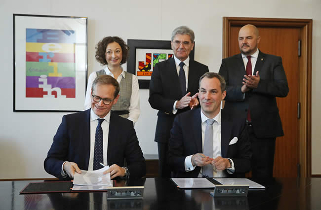 The signing of the Siemensstadt 2.0 future pact. From left-to-right: First row: Michael Müller, mayor of Berlin; Cedrik Neike, Member of the Managing Board of Siemens AG, Region Asia/Australia, Energy Management Division; Second row: Ramona Pop, Senator for Economy, Energy and Enterprises; Joe Kaeser, President and CEO of Siemens AG and Frank Bewig, District Councilor for Building, Planning and Health. Picture source - copyright Siemens
